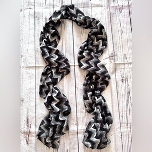 Ellen Tracy brand new with tags black‎ and white scarf